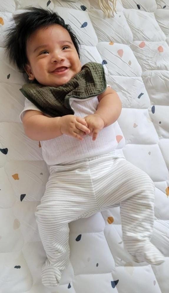 Juan David sonriendo en la cama