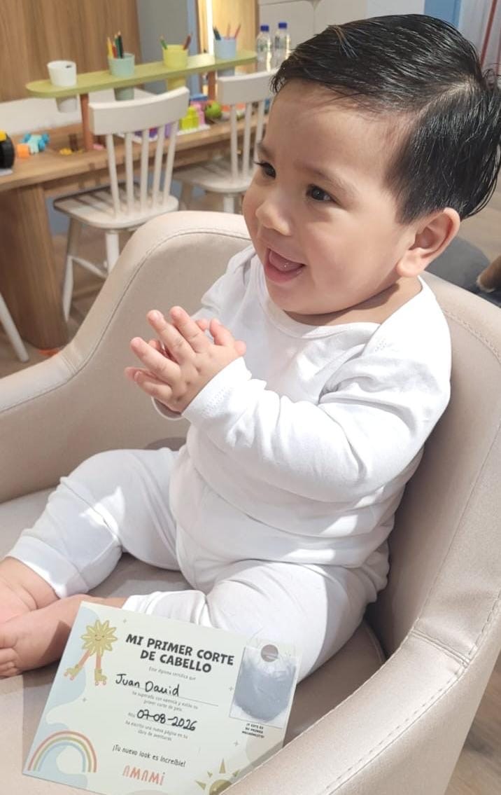 Juan David sentado y sonriendo